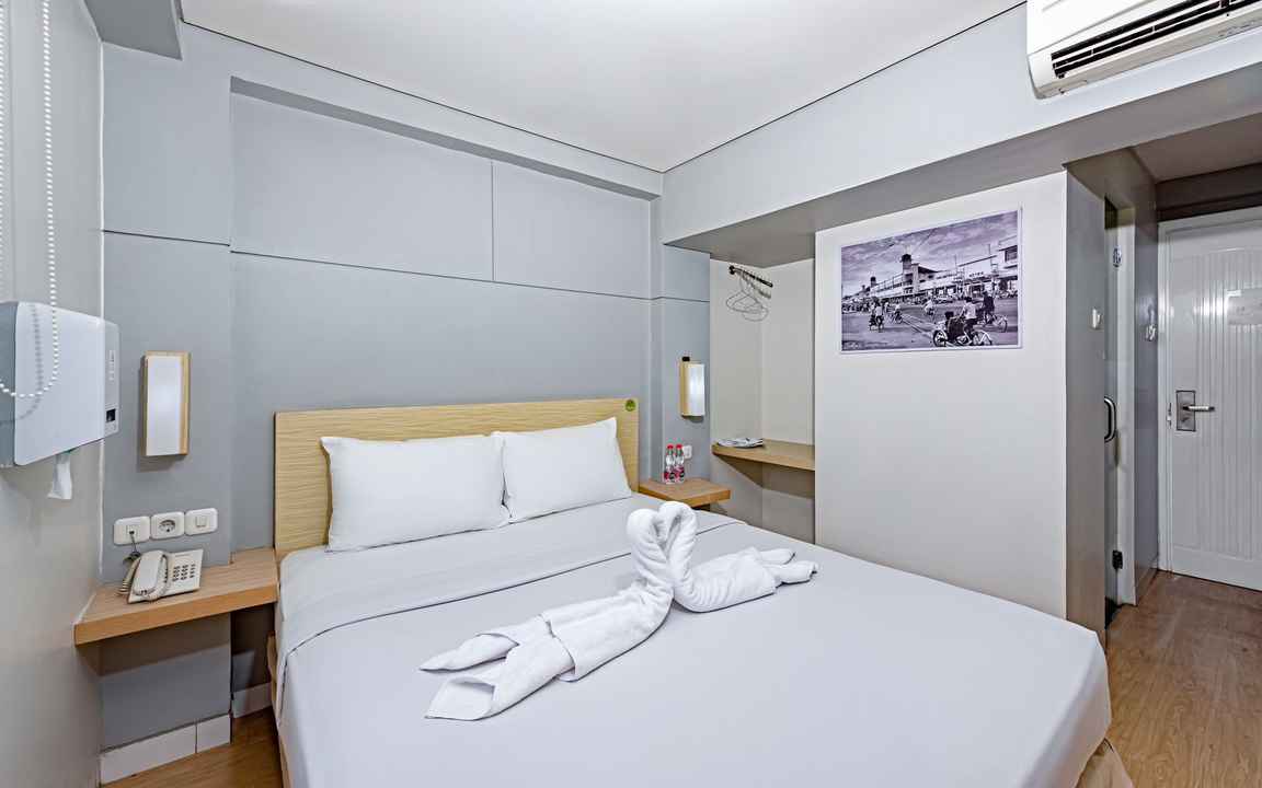 Tempat Tidur Deluxe Double di IXO Hotel Bekasi